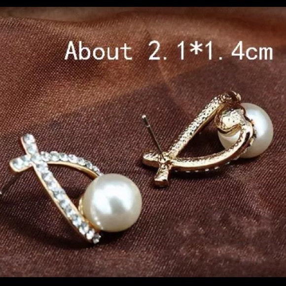 NEW!💙💎SILVERY!💍BEAUTIFUL PEARL LOOK💍STUDS!💎💙 - Picture 6 of 8